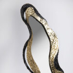 ΕΠΙΤΟΙΧΙΟΣ ΚΑΘΡΕΦΤΗΣ ΑΚΑΝΟΝΙΣΤΟΣ ΜΕΤΑΛΛΙΚΟΣ ΧΡΥΣΟ - ΜΑΥΡΟ 45.1x87.6x5.1cm - Image 2